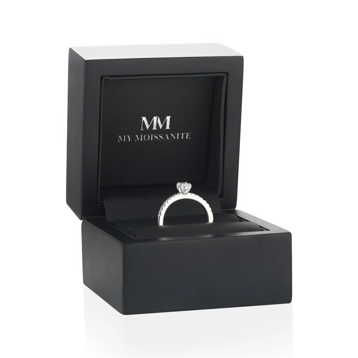 Nina - Ovalschliff Moissanit Ring mit Pavé-Seitensteinen