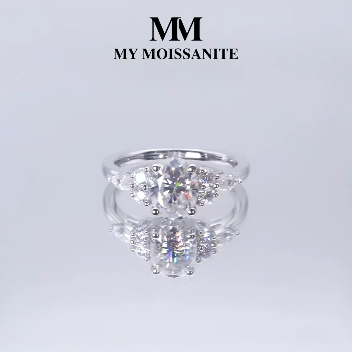 Lustrina - Ovaler Moissanite Ring mit Strahlenden Akzenten